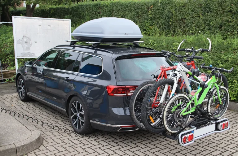 Anhängerkupplung, Dachbox, Träger – worauf es bei Montage und Zulassung ankommt